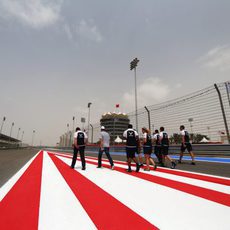 El equipo Williams da una vuelta al trazado de Sakhir