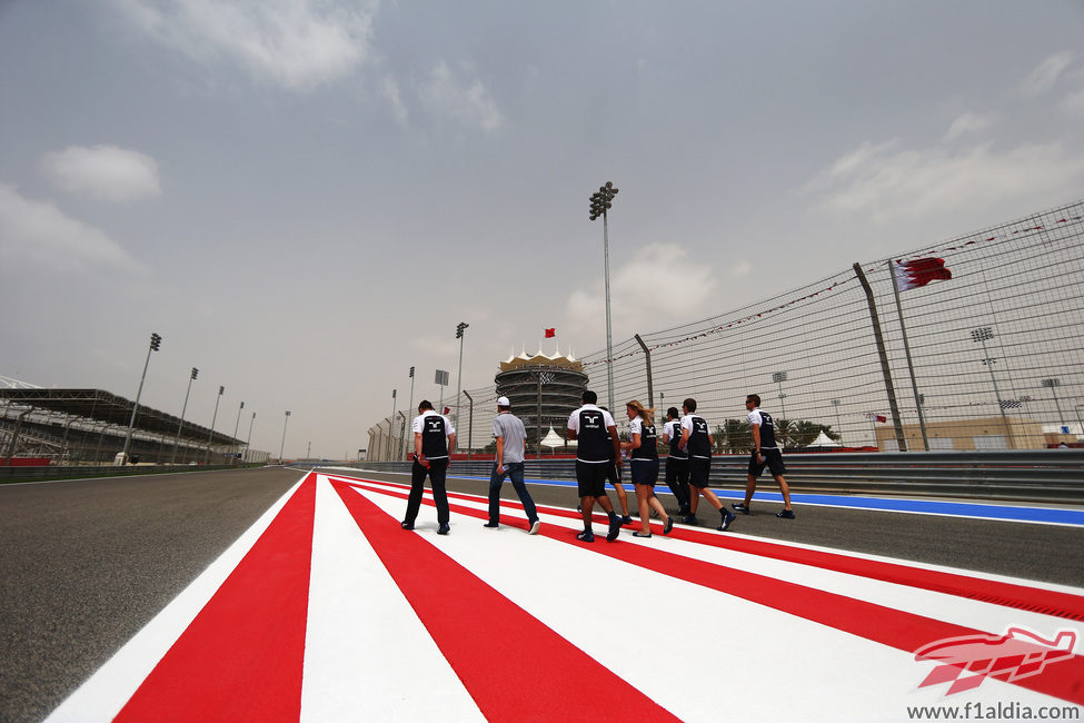 El equipo Williams da una vuelta al trazado de Sakhir