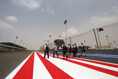 El equipo Williams da una vuelta al trazado de Sakhir