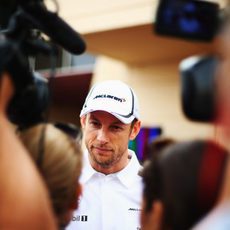Jenson Button atiende a los medios en Baréin