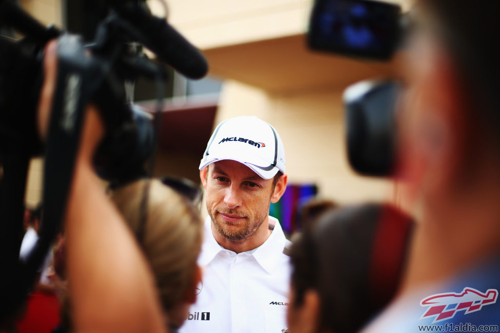 Jenson Button atiende a los medios en Baréin