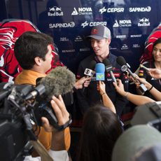 Daniil Kvyat atiende a los micros de la prensa