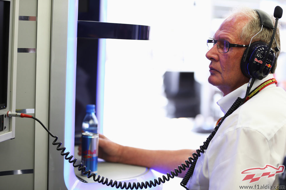 Helmut Marko observa los datos