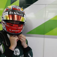 Robin Frijns se pone el casco antes de salir