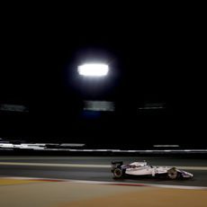 Valtteri Bottas rueda en la noche de Sakhir