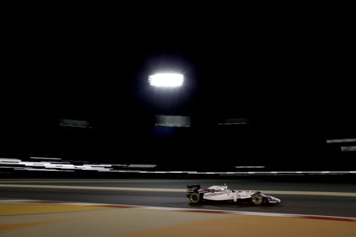 Valtteri Bottas rueda en la noche de Sakhir