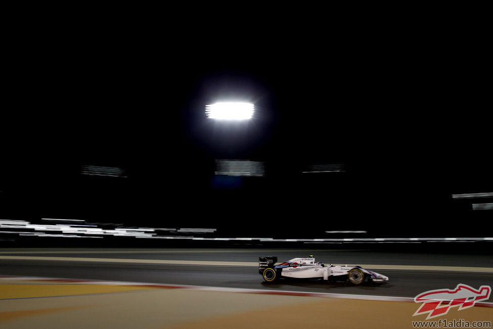 Valtteri Bottas rueda en la noche de Sakhir