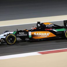 Nico Hülkenberg avanza en la noche bareiní