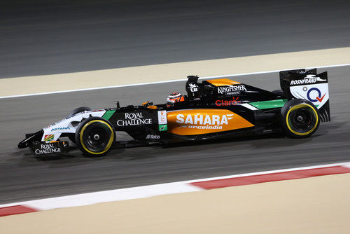 Nico Hülkenberg avanza en la noche bareiní