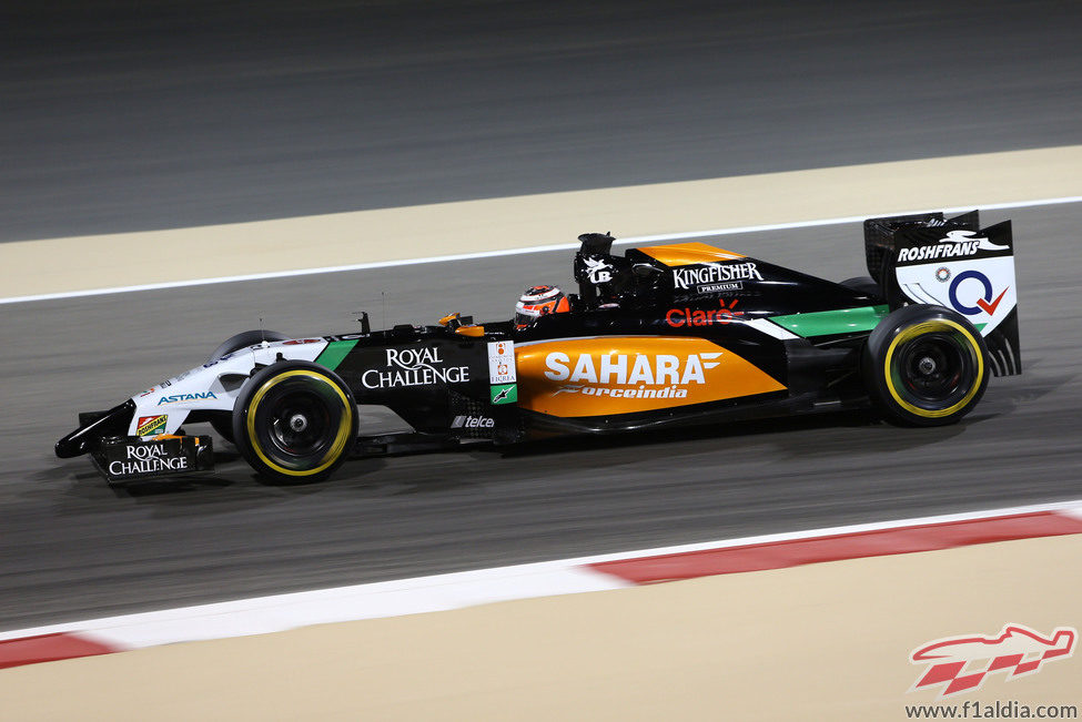 Nico Hülkenberg avanza en la noche bareiní