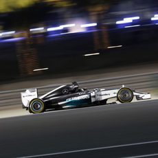 Los focos iluminan el W05 de Lewis Hamilton