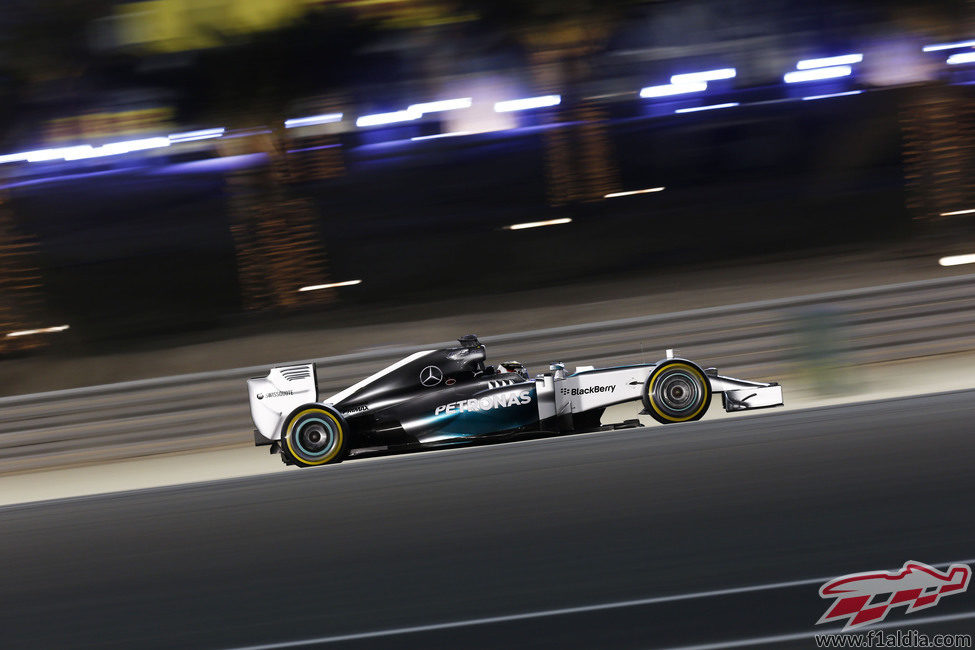 Los focos iluminan el W05 de Lewis Hamilton