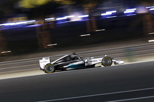 Los focos iluminan el W05 de Lewis Hamilton