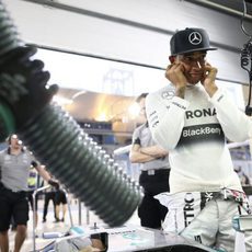 Lewis Hamilton se tapa los oídos en boxes