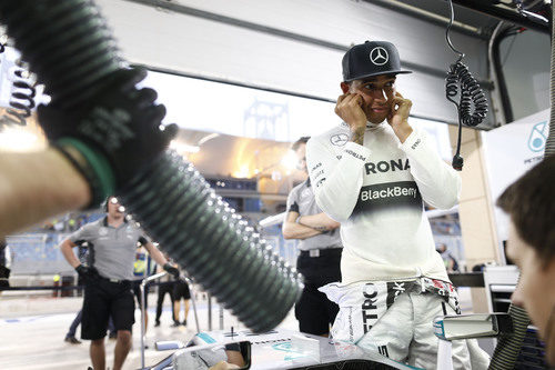 Lewis Hamilton se tapa los oídos en boxes