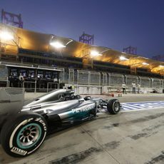 Nico Rosberg sale de boxes en Sakhir