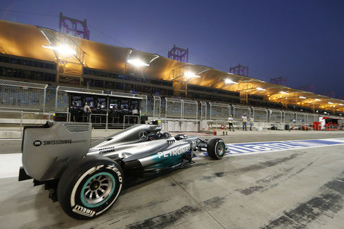 Nico Rosberg sale de boxes en Sakhir