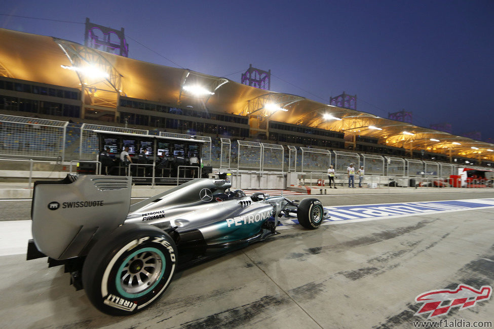 Nico Rosberg sale de boxes en Sakhir