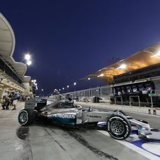 Lewis Hamilton deja boxes y regresa al asfalto