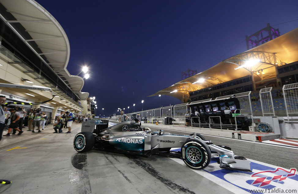 Lewis Hamilton deja boxes y regresa al asfalto