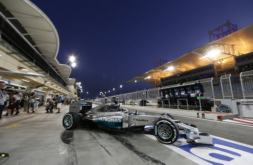 Lewis Hamilton deja boxes y regresa al asfalto