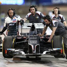 Los ingenieros de Sauber devuelven el C33 a boxes