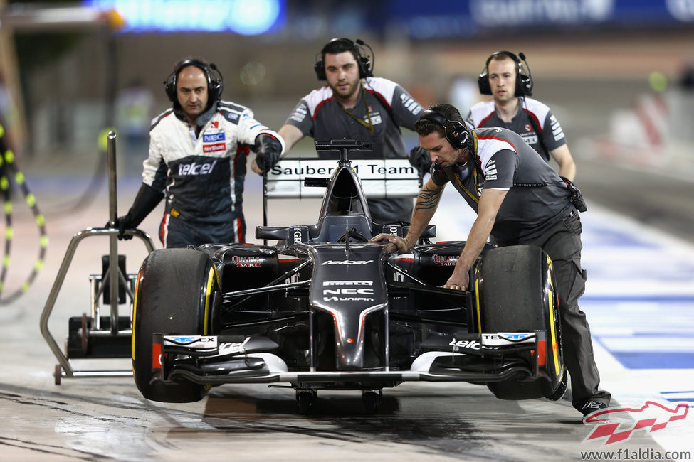 Los ingenieros de Sauber devuelven el C33 a boxes