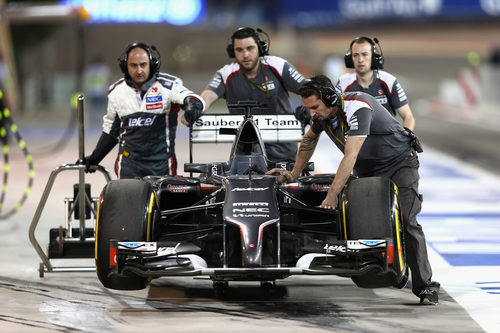 Los ingenieros de Sauber devuelven el C33 a boxes