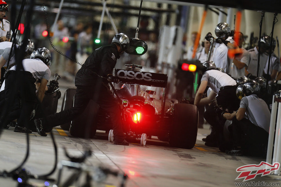 Jenson Button preparando un pit stop