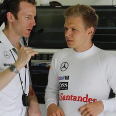 Kevin Magnussen hablando con un ingeniero