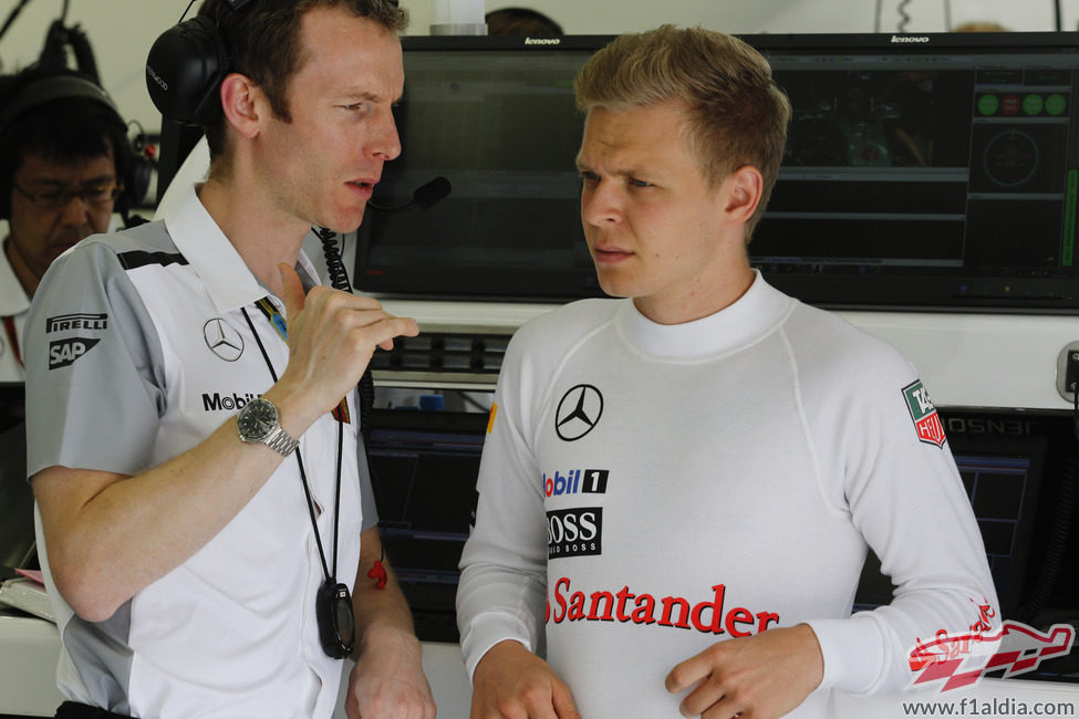 Kevin Magnussen hablando con un ingeniero