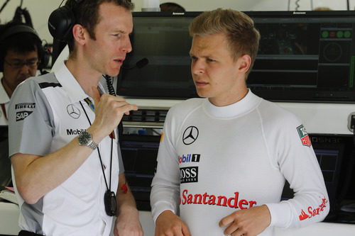 Kevin Magnussen hablando con un ingeniero