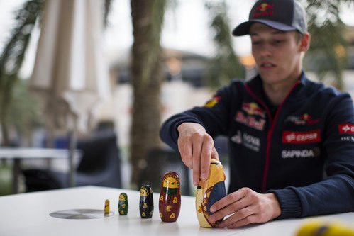 Daniil Kvyat grabando uno de los previos de Barein