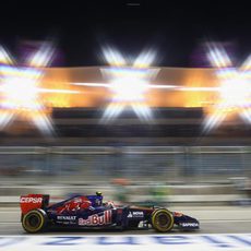 Daniil Kvyat bajo las luces de Barein