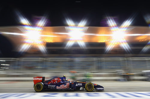 Daniil Kvyat bajo las luces de Barein