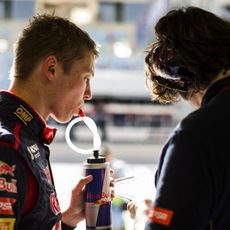 Daniil Kvyat se prepara con su ingeniero