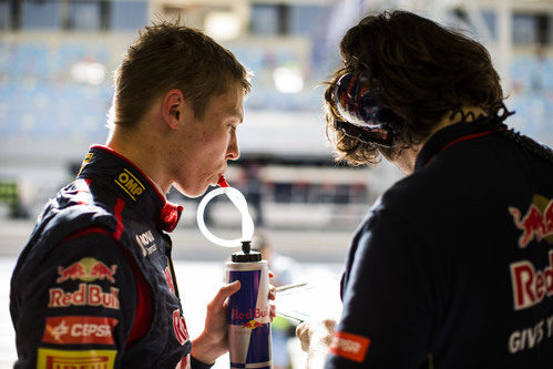 Daniil Kvyat se prepara con su ingeniero