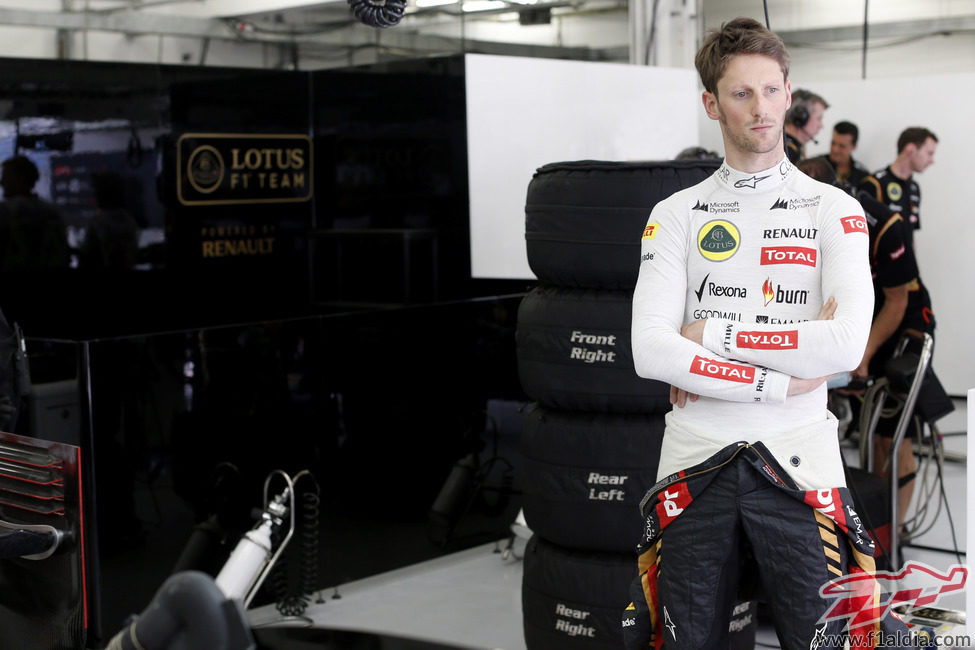 Romain Grosjean esperando que arreglen el problema de su coche