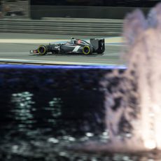 Esteban Gutiérrez conduciendo de noche