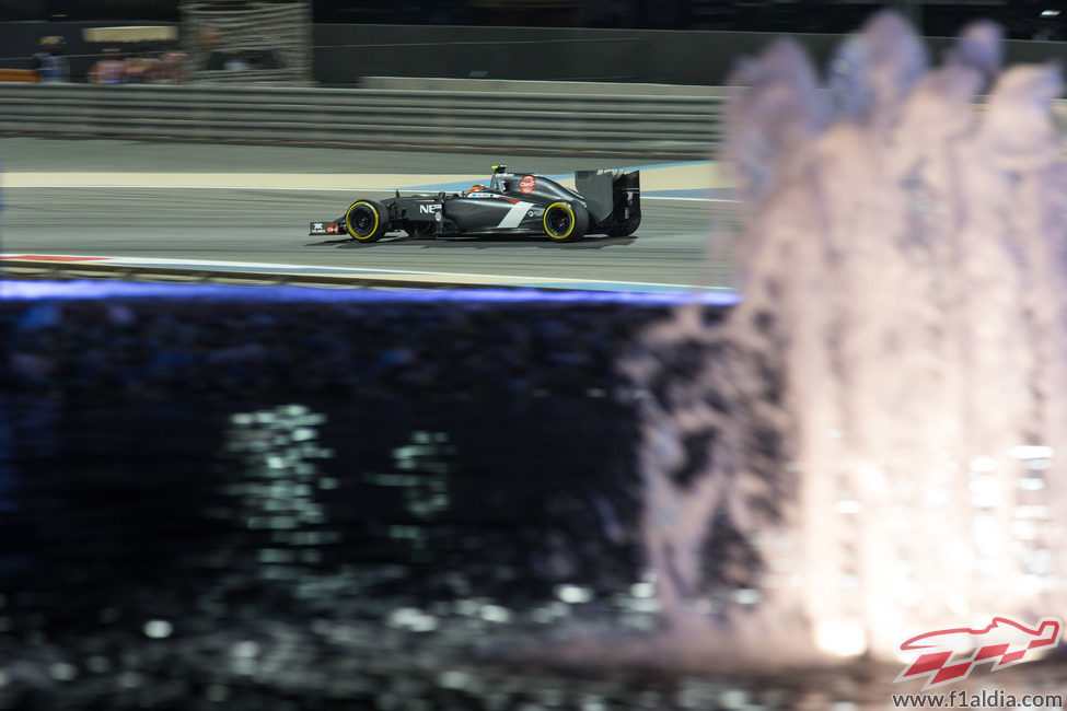 Esteban Gutiérrez conduciendo de noche