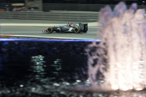 Esteban Gutiérrez conduciendo de noche