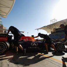 Sebastian Vettel regresa a boxes en Sakhir