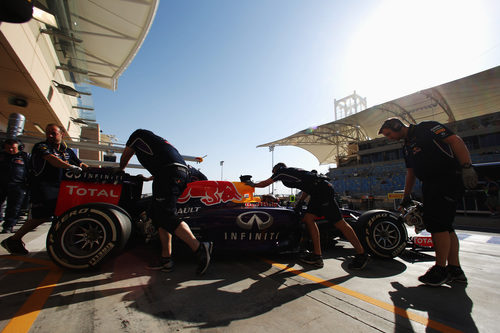 Sebastian Vettel regresa a boxes en Sakhir