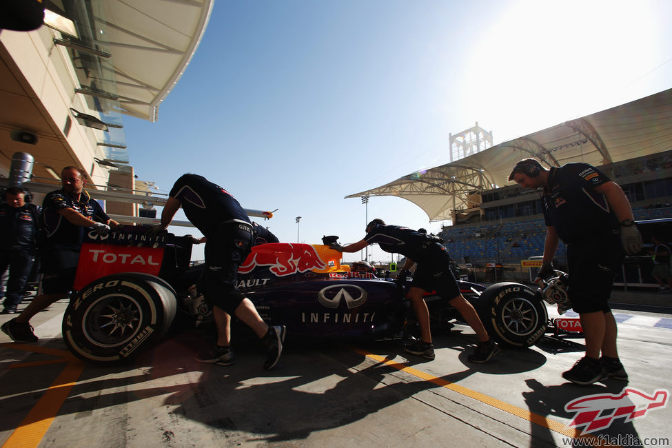 Sebastian Vettel regresa a boxes en Sakhir