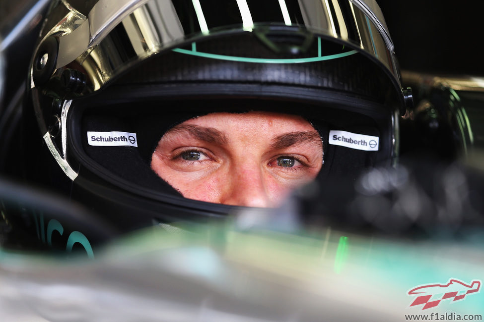 Mirada atenta de Nico Rosberg