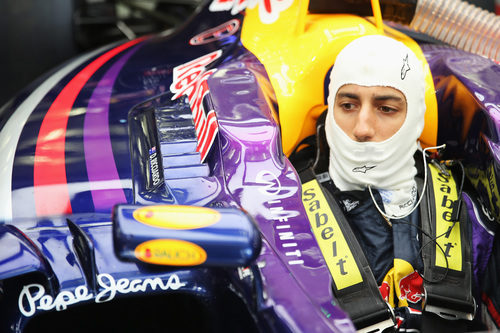 Daniel Ricciardo espera subido al RB10