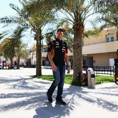 Pastor Maldonado pasea en el paddock de Baréin