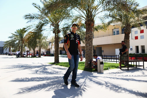 Pastor Maldonado pasea en el paddock de Baréin