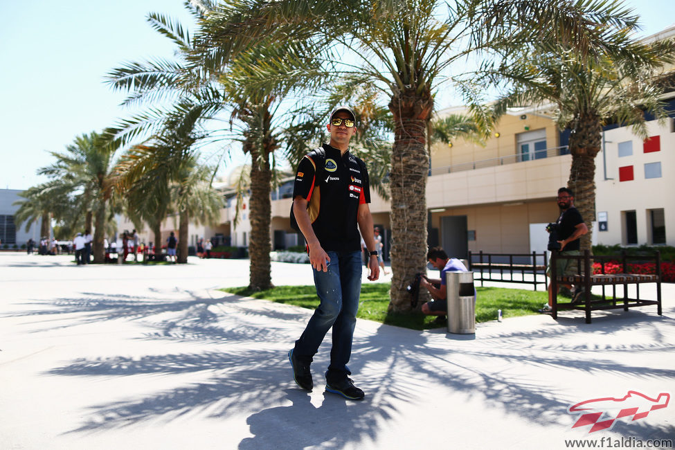 Pastor Maldonado pasea en el paddock de Baréin
