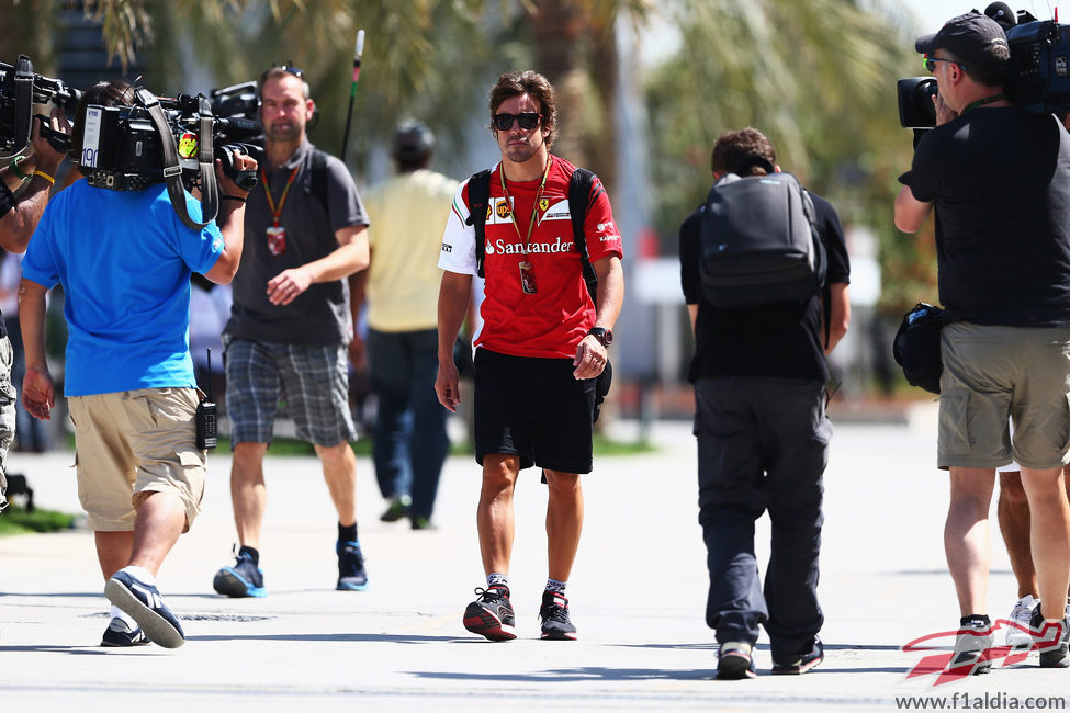 Fernando Alonso llega al circuito de Sakhir